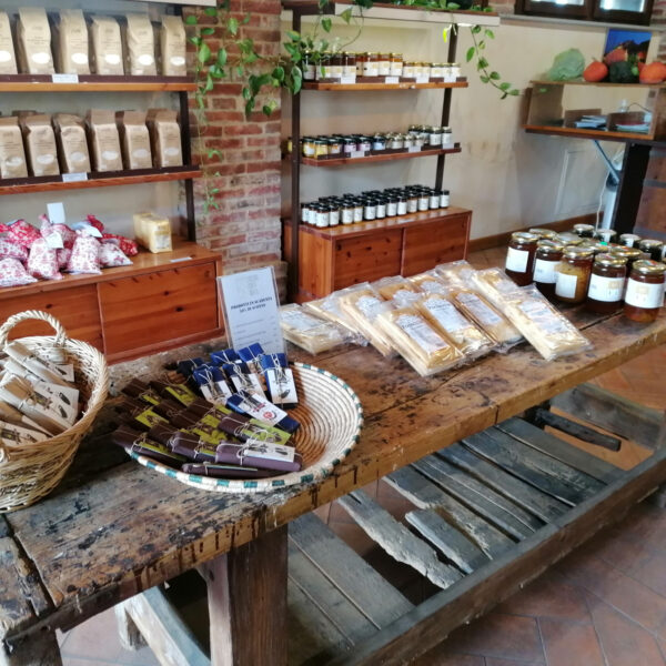 La bottega di Cascina Santa Marta a Milano